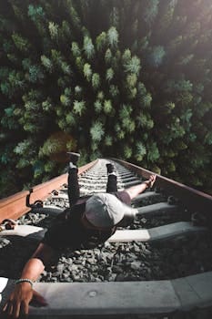 Chico sujetándose con una mano a una escalera mientras debajo se ve un abismo, simbolizando ansiedad, depresión y distimia