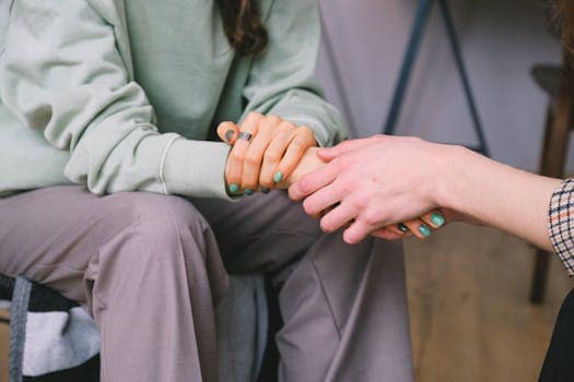 Dos personas dándose la mano para brindarse apoyo frente a la depresión
