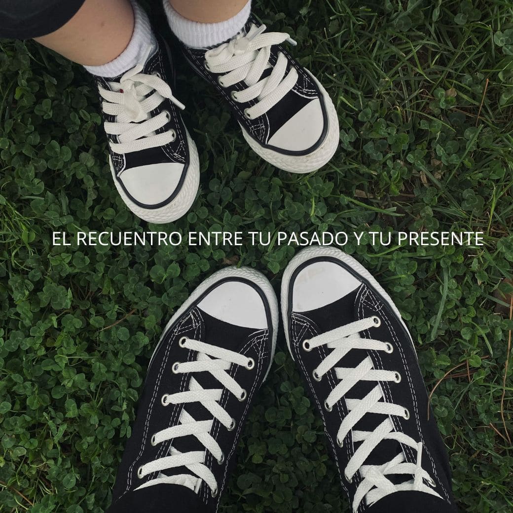 Pies de una mujer adulta y una niña con el mismo calzado, simbolizando el reencuentro entre pasado y presente, sanación emocional e infancia interior.