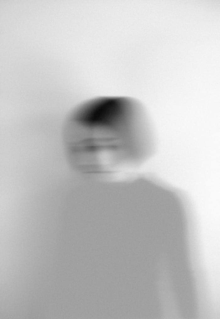 Chica con gesto borrascoso, reflejando la sensación de confusión, agobio y turbulencia emocional que se experimenta en la ansiedad, depresión y distimia.